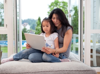 mother daughter laptop